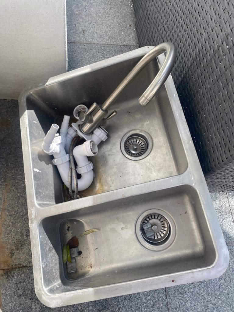 *FREE* stainless steel 1.5 bowl sink and tap