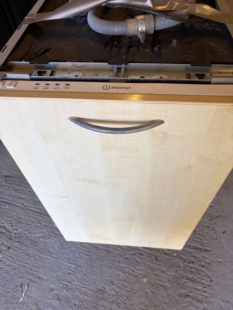 450 mm Indesit Integrated Dishwasher with Wood Effect Panel