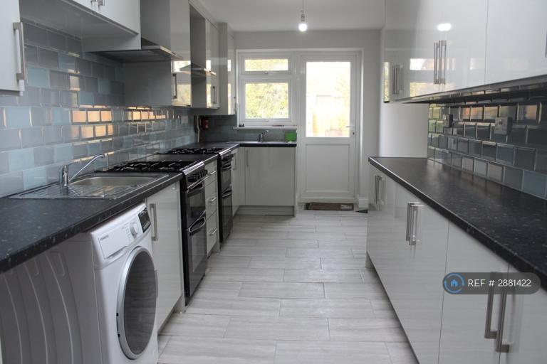 1 bedroom in Roxy Avenue, Romford, RM6 (#2881422)