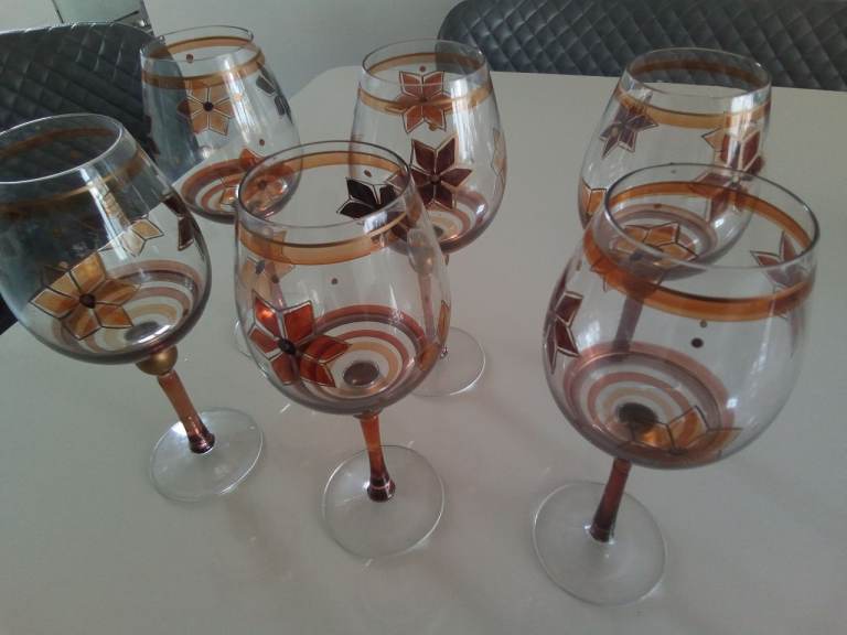 Set of 6 Patterned Wine Glasses – Good Condition