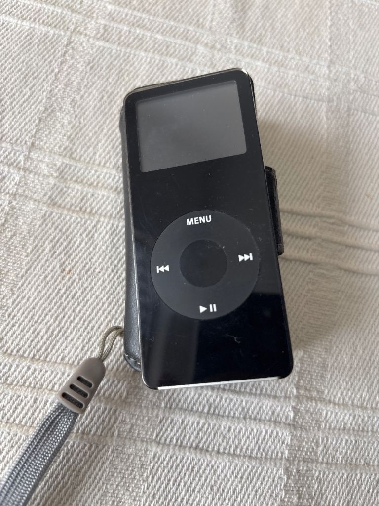 Apple iPod Nano 4th Gen Black with Wrist Strap