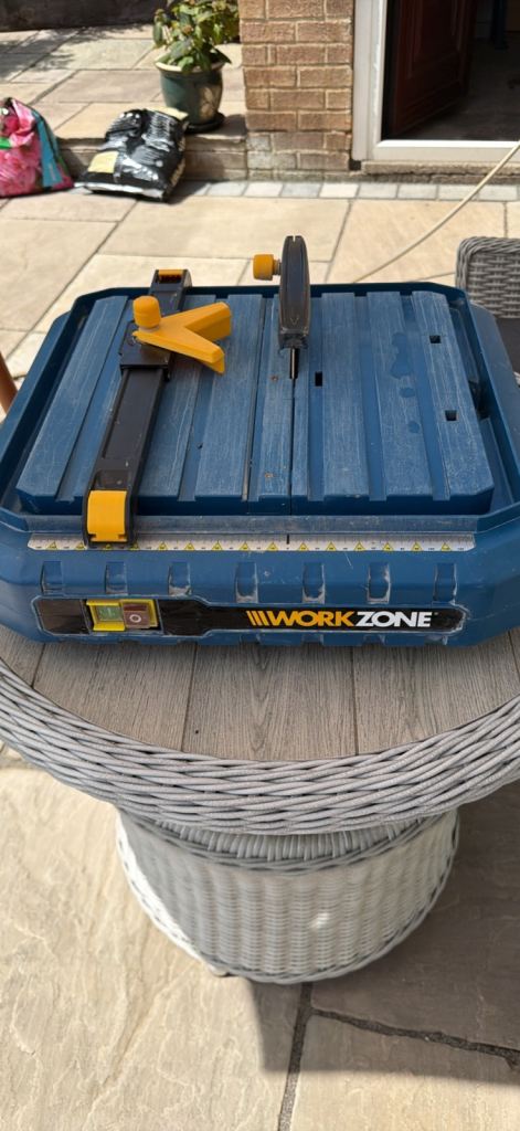 Electric tile cutter
