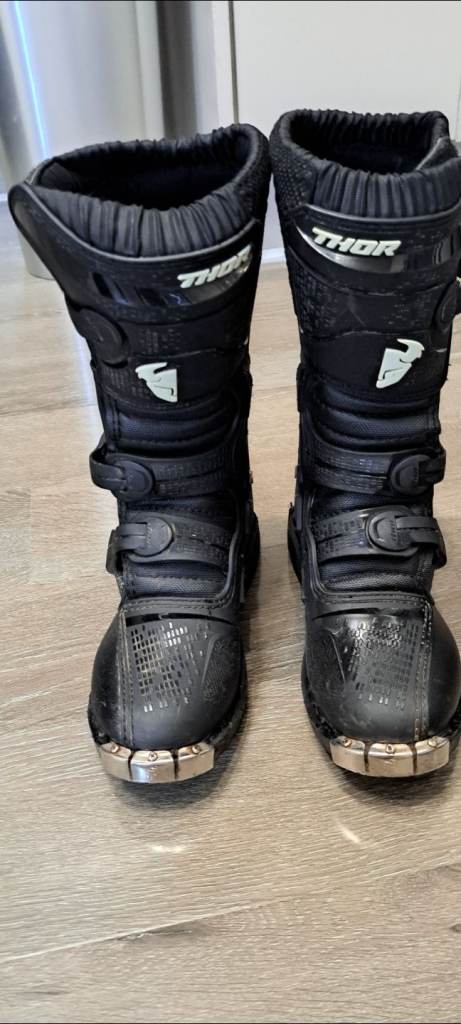 Thor dirt bike boots /dirt bike helmet