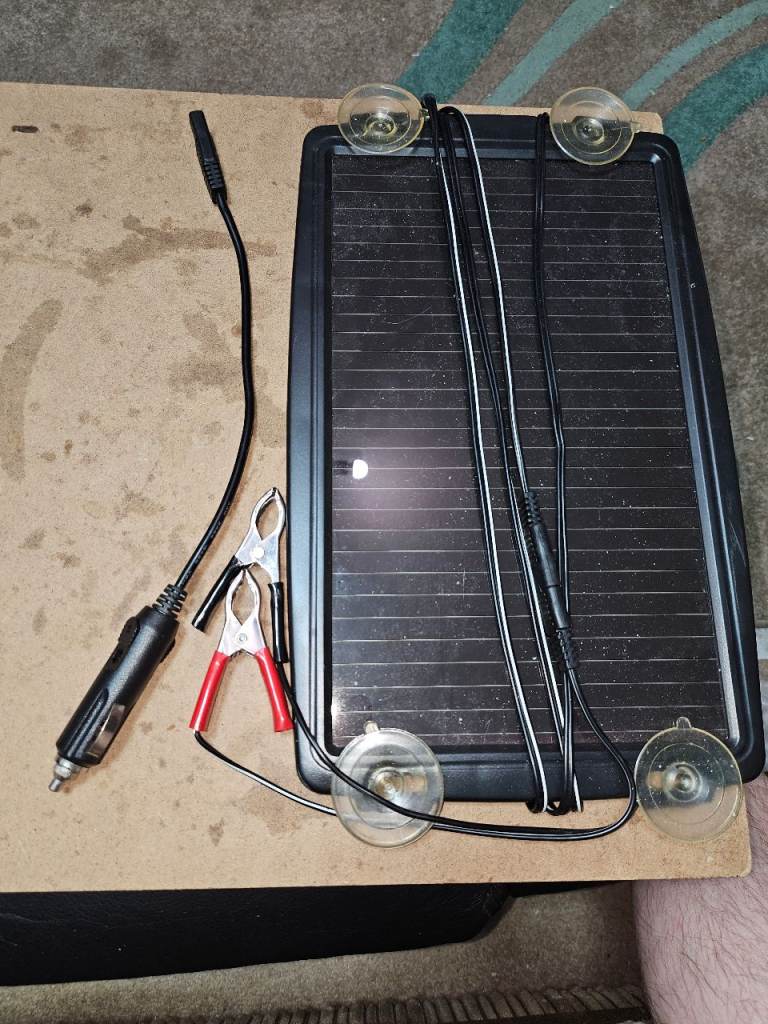 Solar trickle charger
