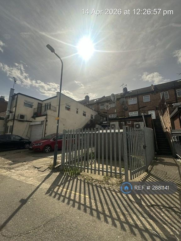 3 bedroom flat in Neasden Lane, London, NW10 (3 bed) (#2881141)
