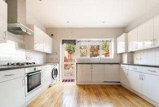 G8 Properties are pleased to offer this stunning 2 Bed House available to rent in IG6!