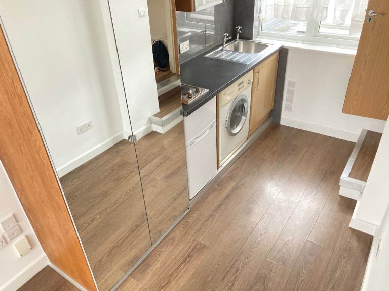 Converted 1st Floor Studio Flat Shower Open Bed Room Kitchen Dining Sitting VeryNearTubeBusShopsPark