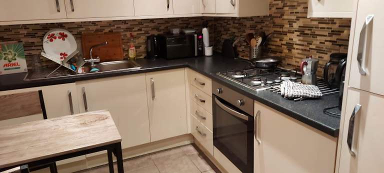 Clean Double Room within flat share in Holyrood, City Centre