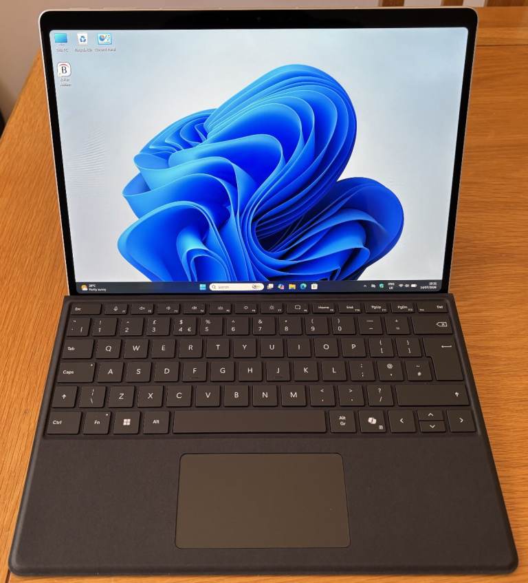 Laptop - Microsoft Surface Pro 10 with 5G - Windows 11 - i5 Ultra - 256GB - 16GB - 12.3 Touchscreen