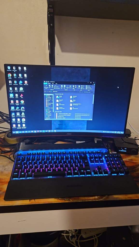 AOC Gaming C24G1 – 24” Curved 144Hz Gaming Monitor Selling my AOC C24G1 gaming monitor.