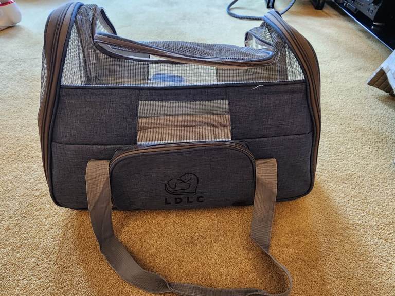 Soft pet carrier