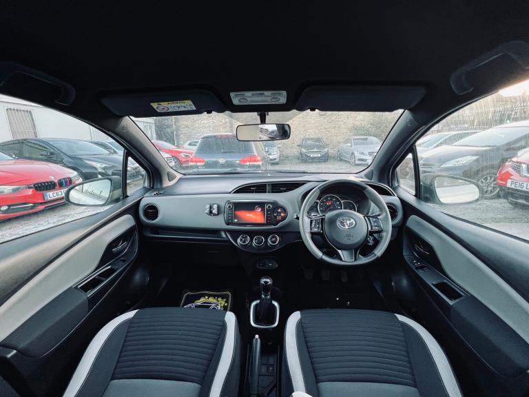 2016 Toyota Yaris 1.33 VVT-i Design 5dr HATCHBACK Petrol Manual