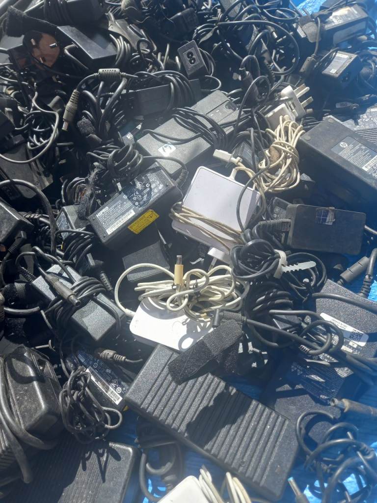 wholesale job lot only 200 variable model laptop charger ready to go or export