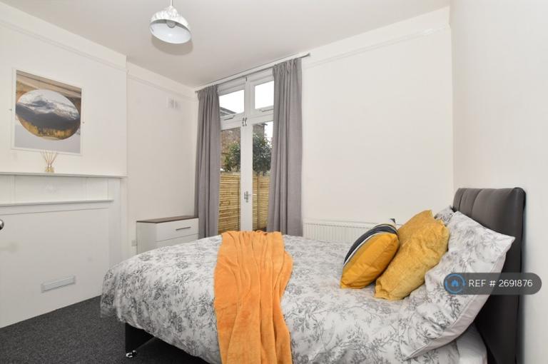 1 bedroom in Blythe Vale, London, SE6 (#2691876)