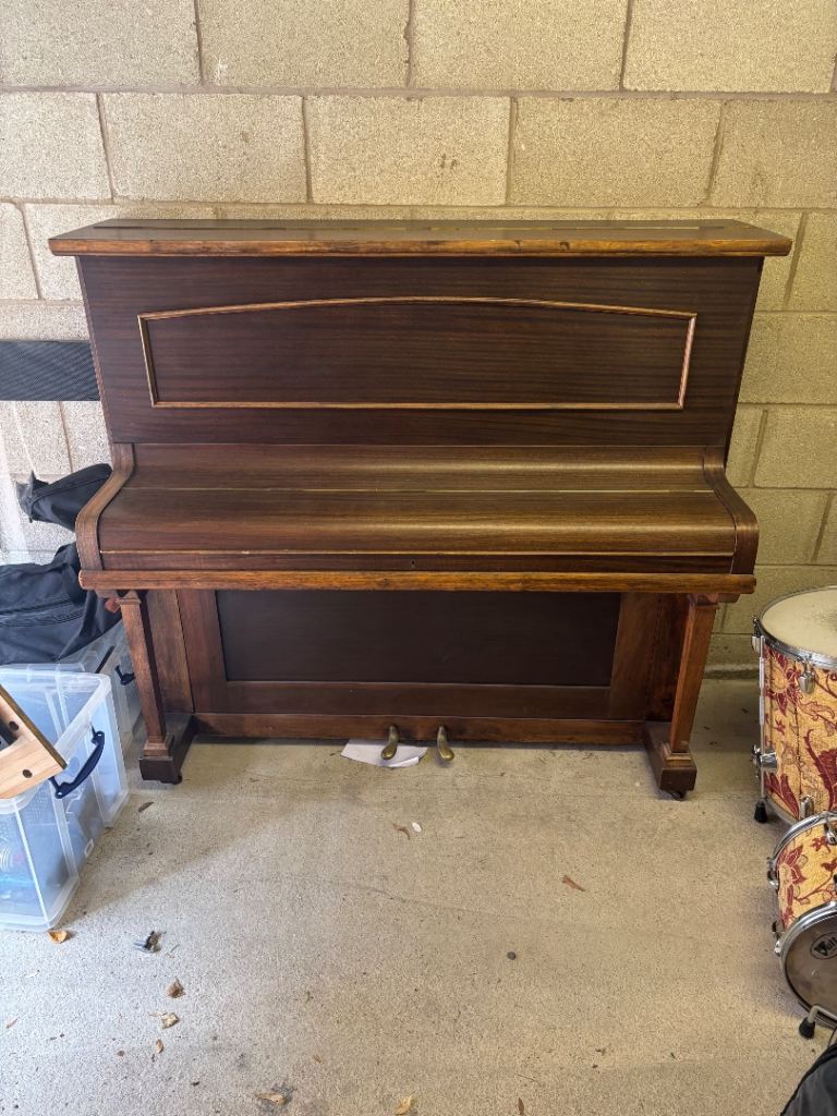 Upright piano