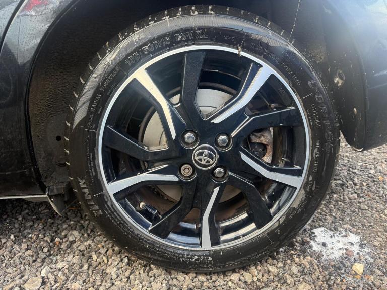 2016 Toyota Yaris 1.33 Dual VVT-i Design Euro 6 5dr HATCHBACK Petrol Manual