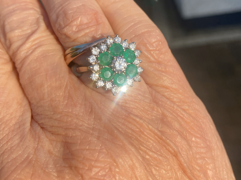 18ct Gold Large Vintage Emerald & Diamond Cluster Ring. Size M/N weight 5.9g coll/del only