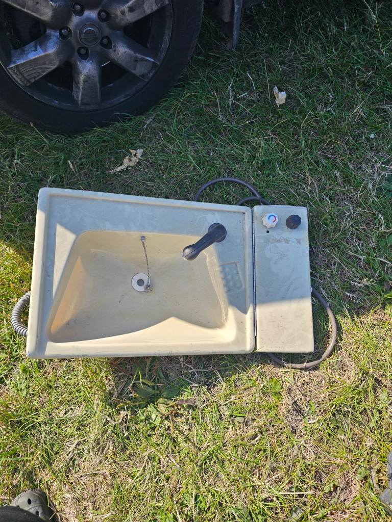 Motohome folding sink basin