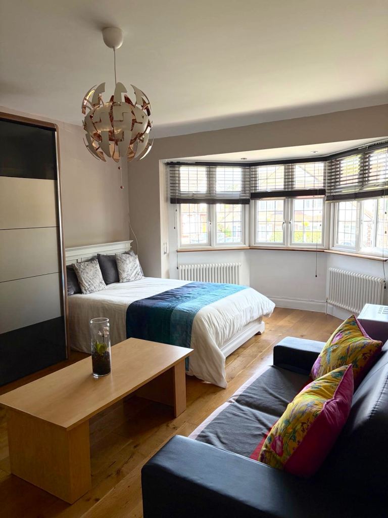 Rent *** Double Room En-suite  5mins walk to Totteridge & Whetstone station