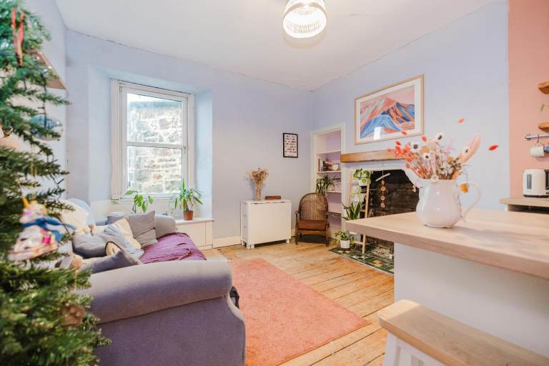 Fantastic, 1 bedroom, 3rd floor flat in popular location near Meadowbank – available February