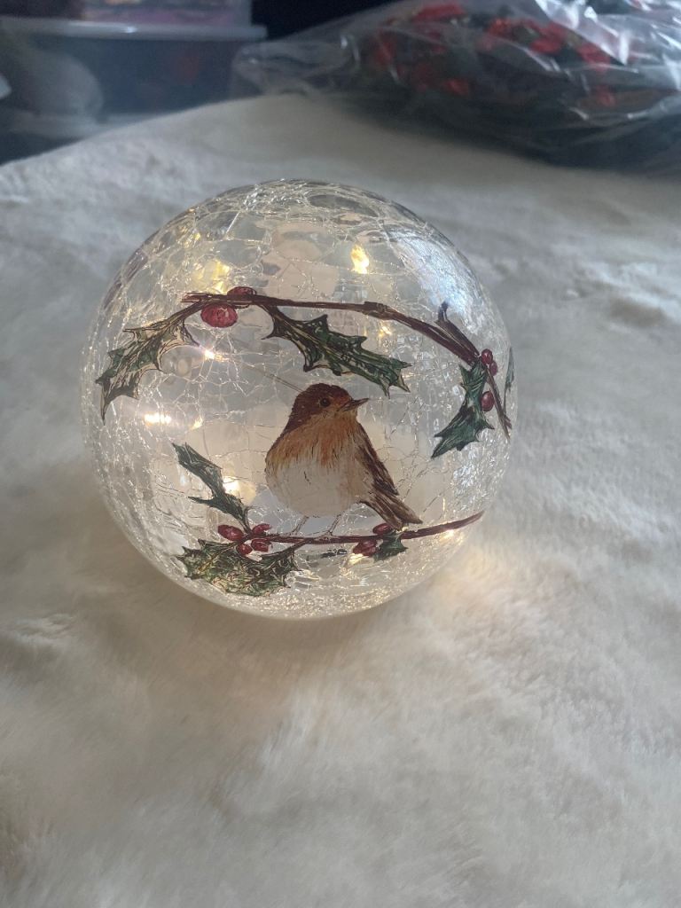 Robin & Holly Light-Up Crackle Glass Bauble