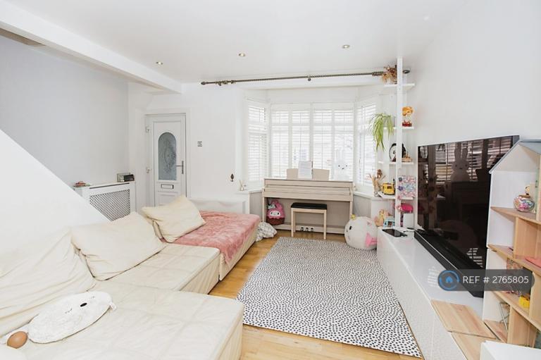 3 bedroom house in Varley Road, London, E16 (3 bed) (#2765805)