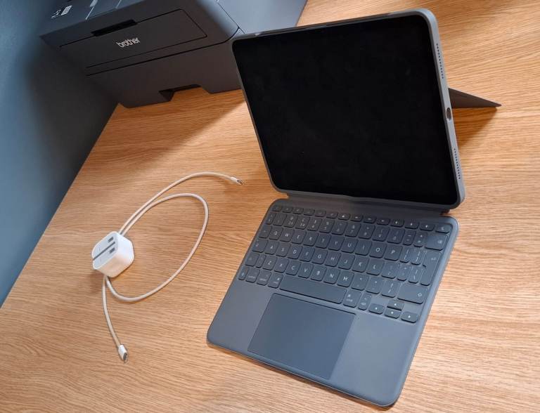 iPad Air 11-inch (M2) w/Logitech Combotouch keyboard case