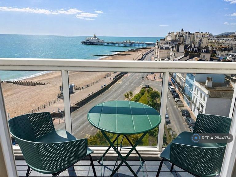 3 bedroom flat in Metropole Court, Eastbourne, BN22 (3 bed) (#2844974)