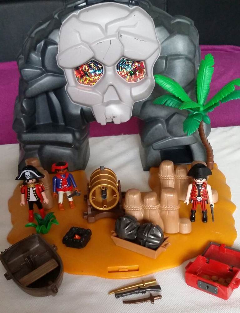 Playmobil pirate skull island carry case