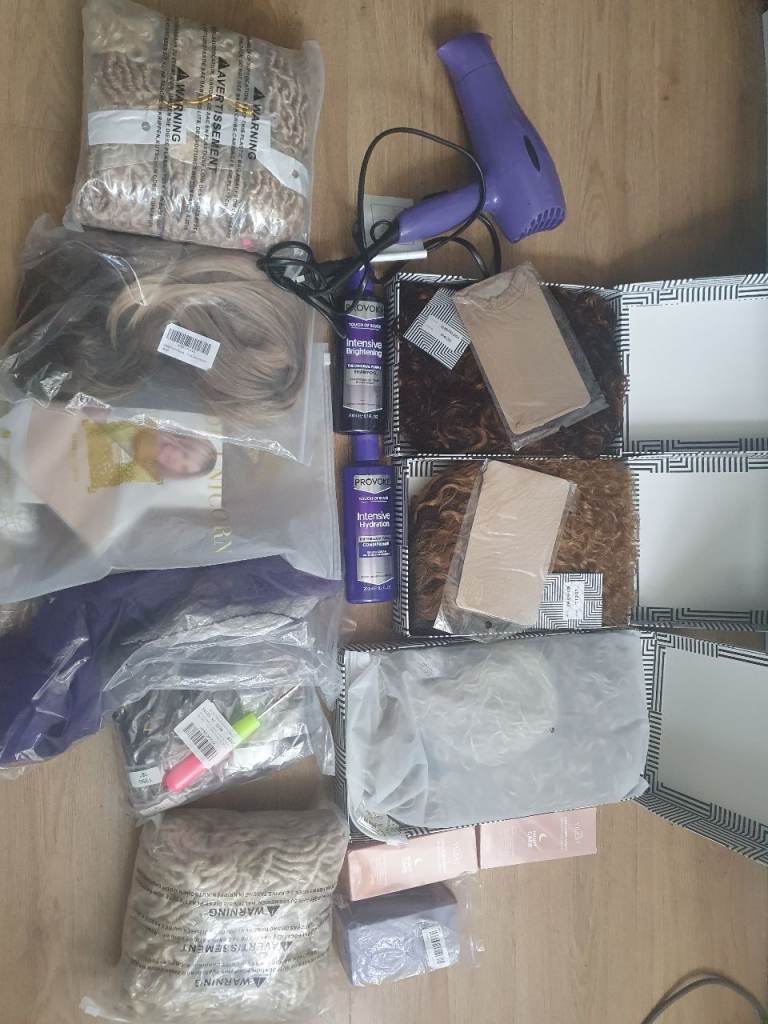 Wigs/hair/beauty accessories job lot.