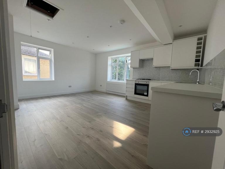 1 bedroom flat in Banstead Road, Caterham, CR3 (1 bed) (#2932925)