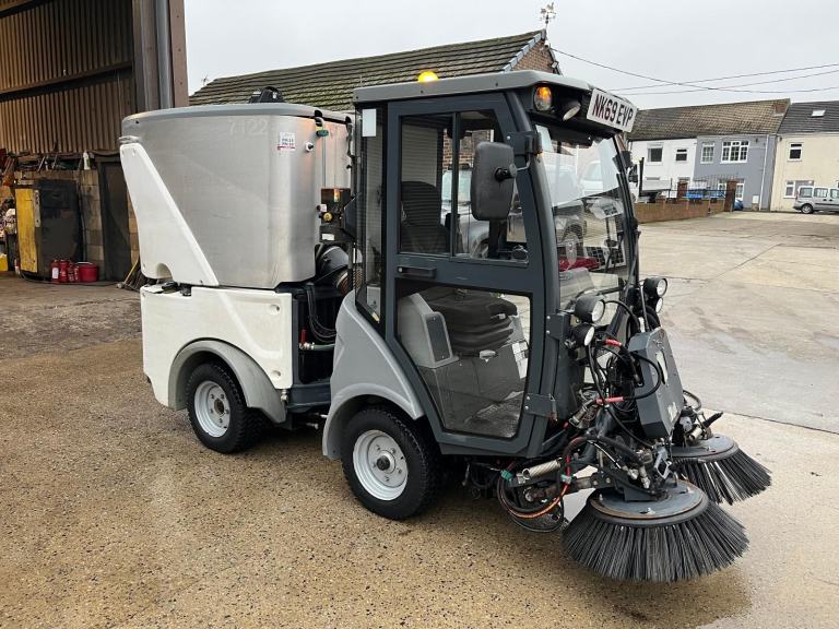 HAKO CITYMASTER 600 SWEEPER EX COUNCIL 