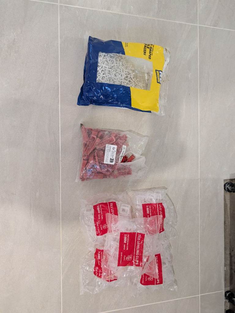 Self levelling tile spacers and x tile spacers 