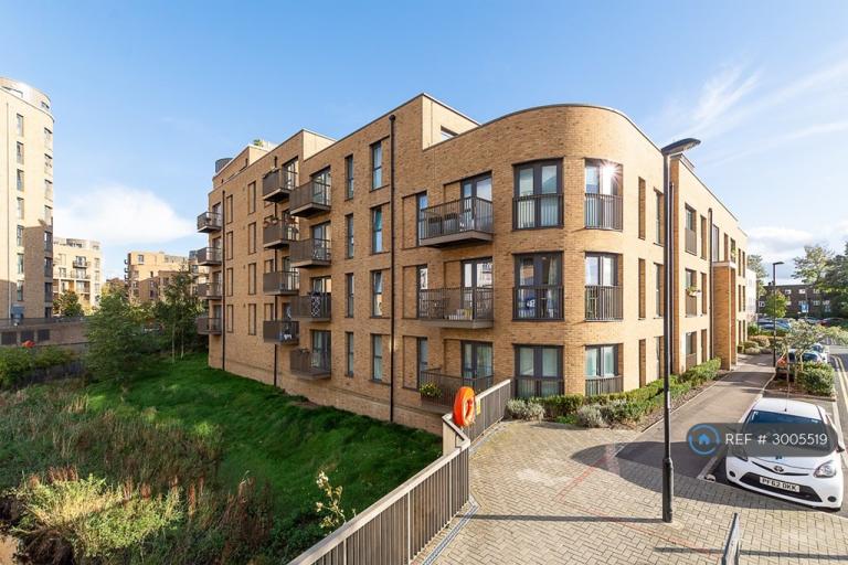 1 bedroom flat in Tudor Court, New Addington, Croydon, CR0 (1 bed) (#3005519)