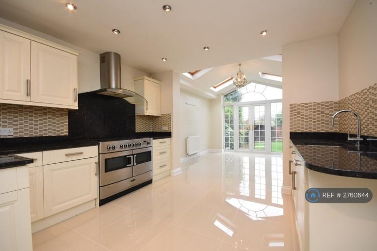 5 bedroom house in Eastern Road, Rayleigh, SS6 (5 bed) (#2760644)