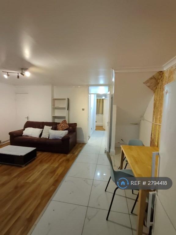 1 bedroom flat in Steele Road, London, N17 (1 bed) (#2794418)