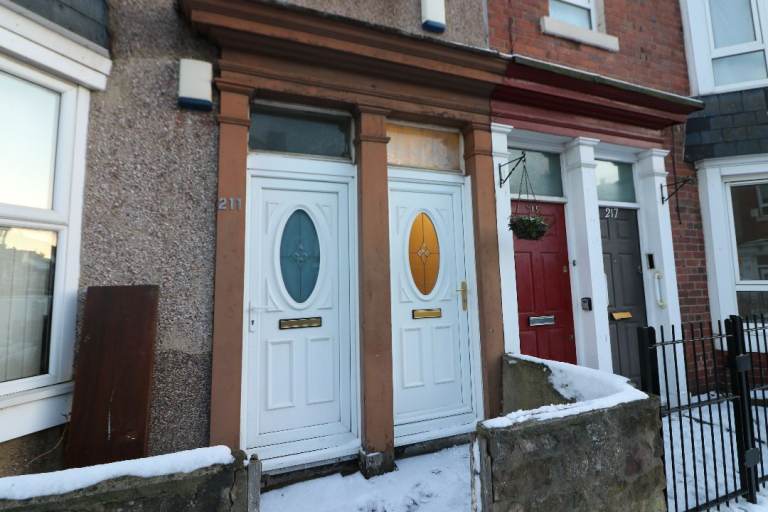 Lovely 3 bedroom Upper Floor Flat is located on South Frederick Street NE33