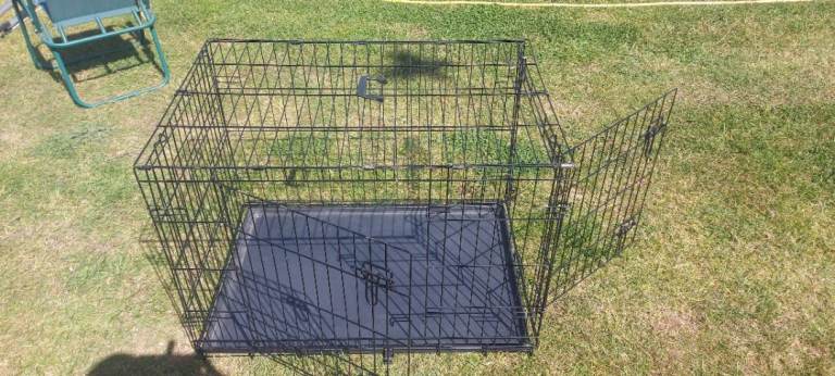 Large, folding dog crate/cage