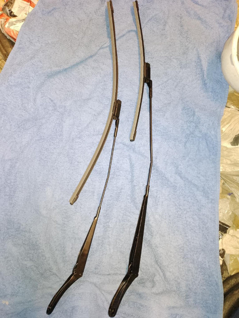 MGHS WIPER ARMS AND BLADES NEW 24 INCHES AND 17 INCHES LONG