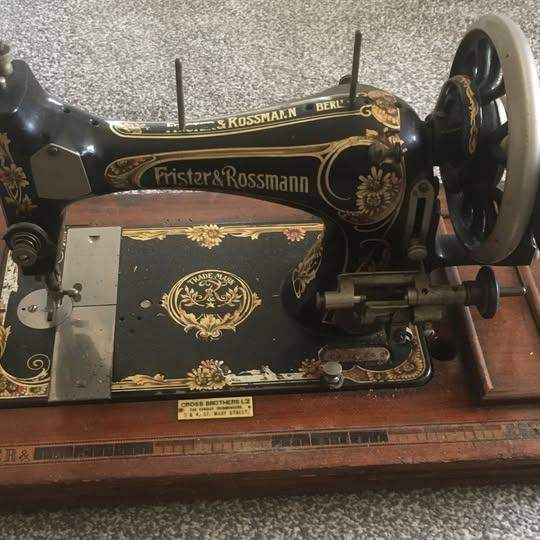 FRISTER/ROSSMANN VINTAGE HAND CRANK SEWING MACHINE GERMAN MODEL Spare bobbin and spare needles x 3 