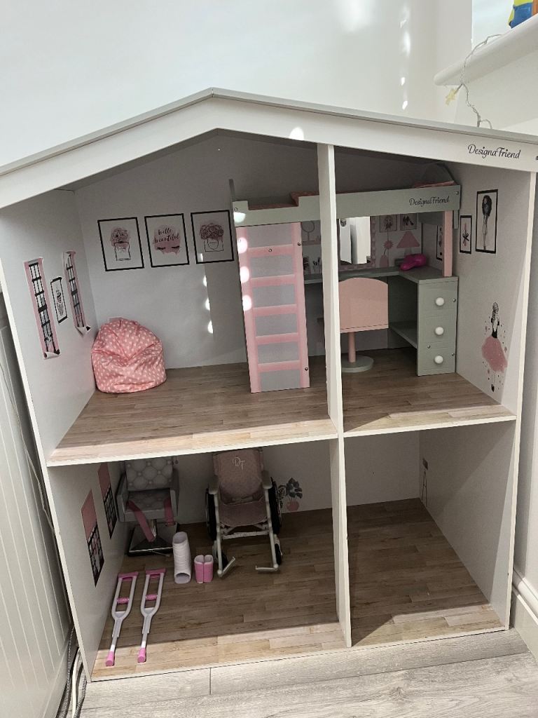 Large Wooden Doll's House with Dolls and Accessories – Good Condition