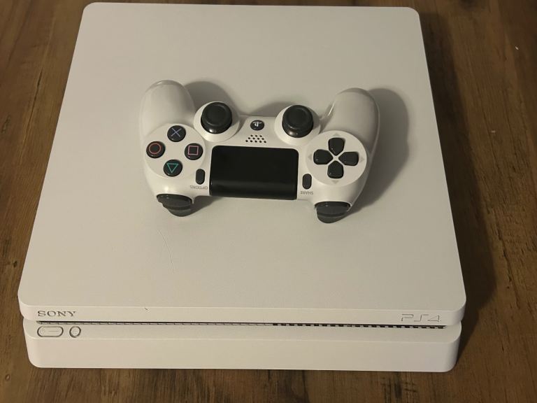 PlayStation 4 white