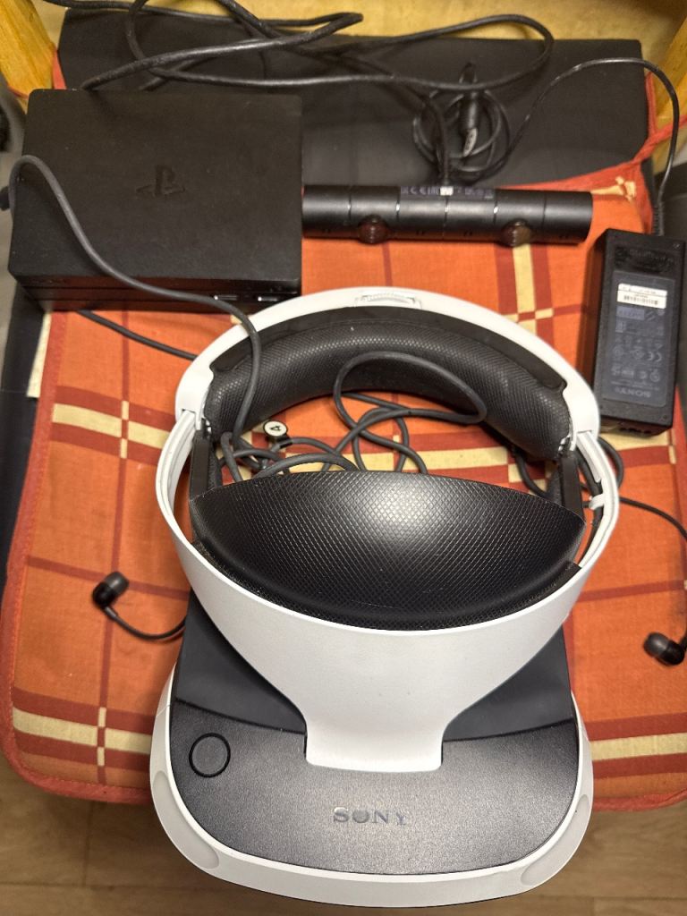 Sony ps4 vr headset with camera. Version 2