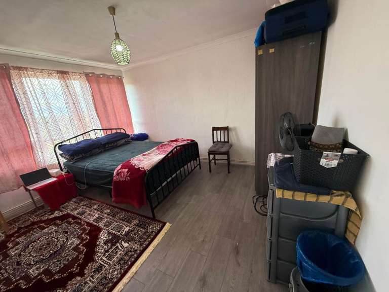 1 Large Bedroom to share in two Bedroom Property