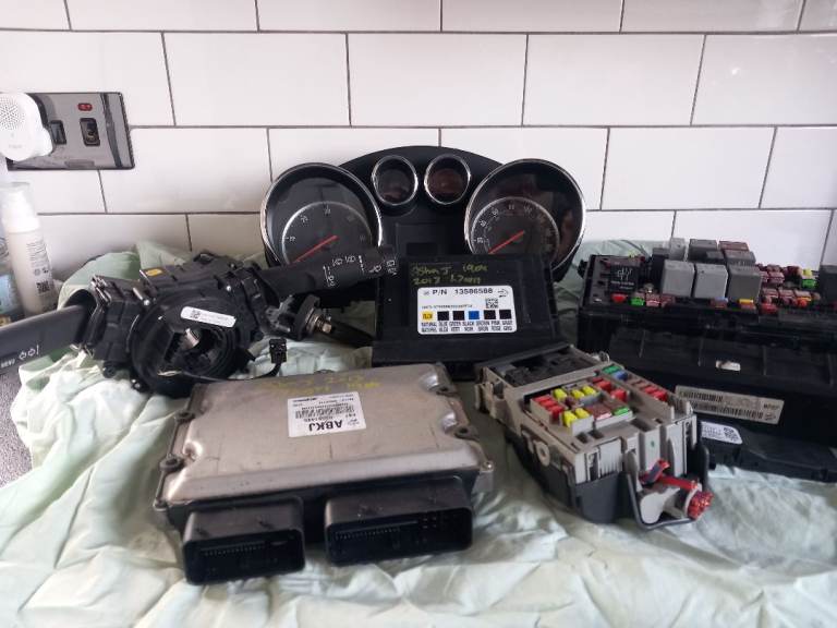 Vauxhall Astra J 2013 1.7 CDTI ECU with Complete Lockset & Clocks