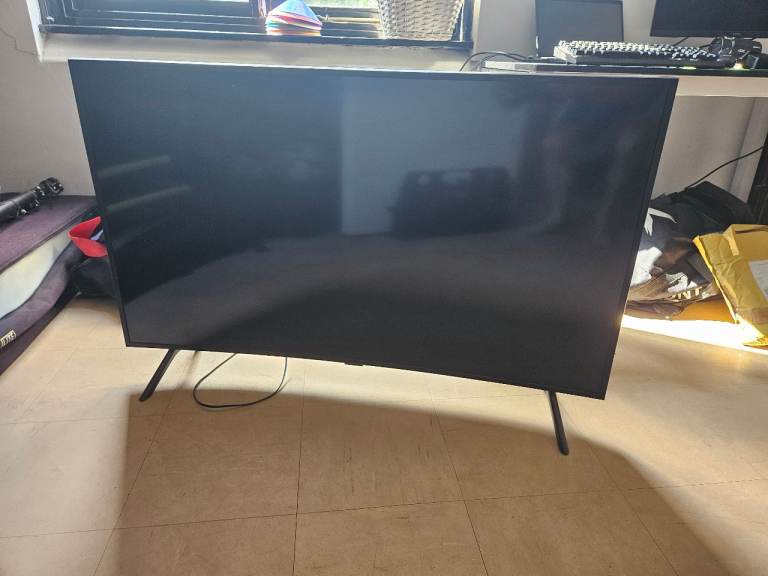 Selling a 49-inch Samsung Curved 4K Ultra HD Smart LED TV (Model: UE49RU7300KXXU).