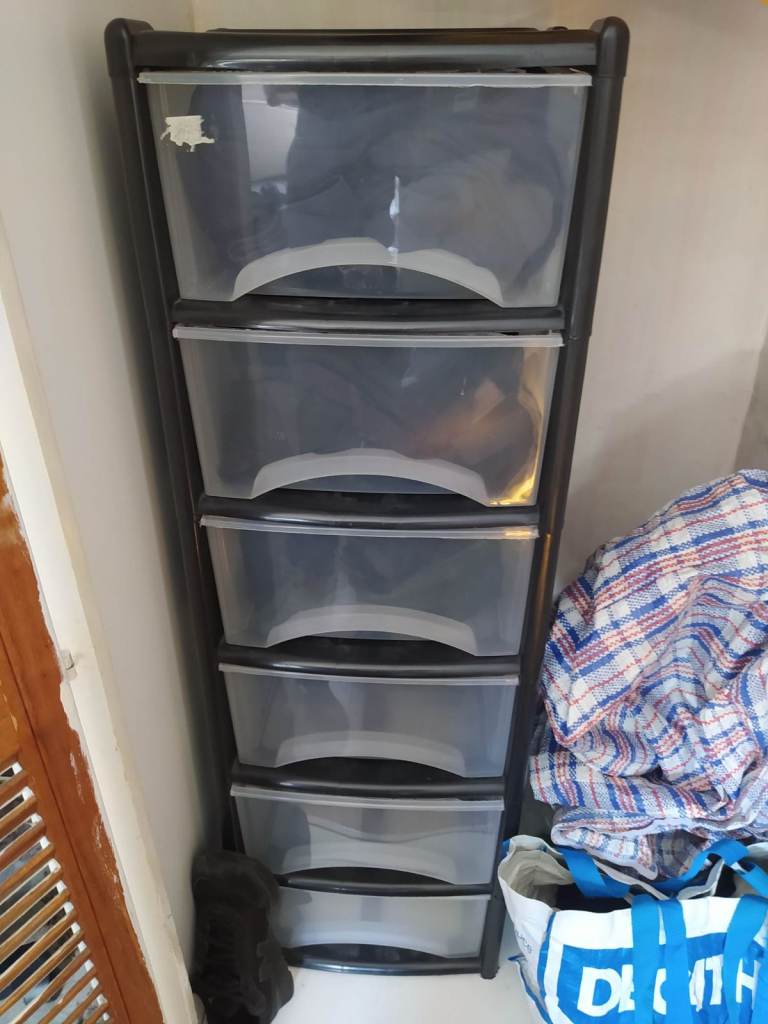 Plastic Storage Tower : 6 large drawers. Ideal for clothes, shoes, tools and others.