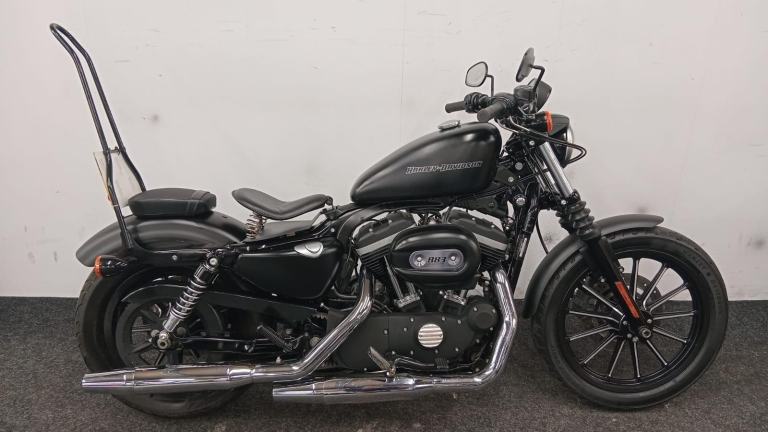 HARLEY XL883 IRON ** MOT JUNE 2026 - MID CONTROLS - BACK REST ** 