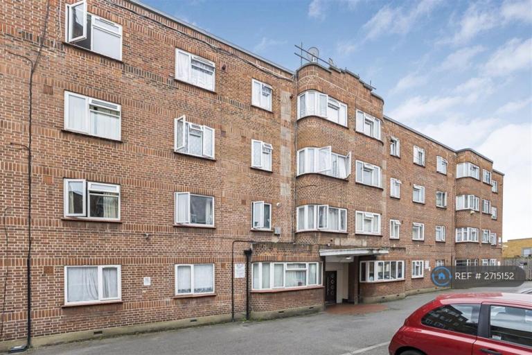 2 bedroom flat in Bridge Court, London, E10 (2 bed) (#2715152)