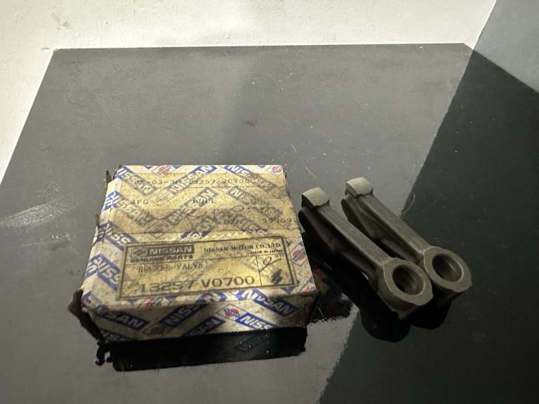 OEM Nissan/Datsun 810 Rocker Valve 13257-V0700 - Bluebird/Skyline/Serena